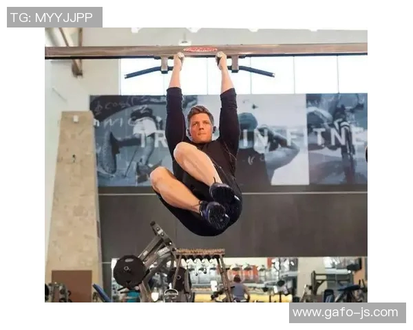 足球明星展现完美身材的卷腹训练照片引发女性健身热潮